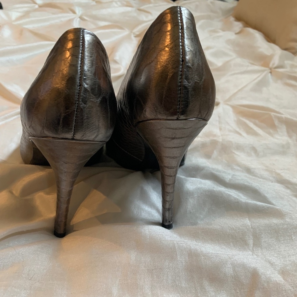 Ann Taylor Loft Gray Snakeprint Pumps sz8.5 - Picture 5 of 7